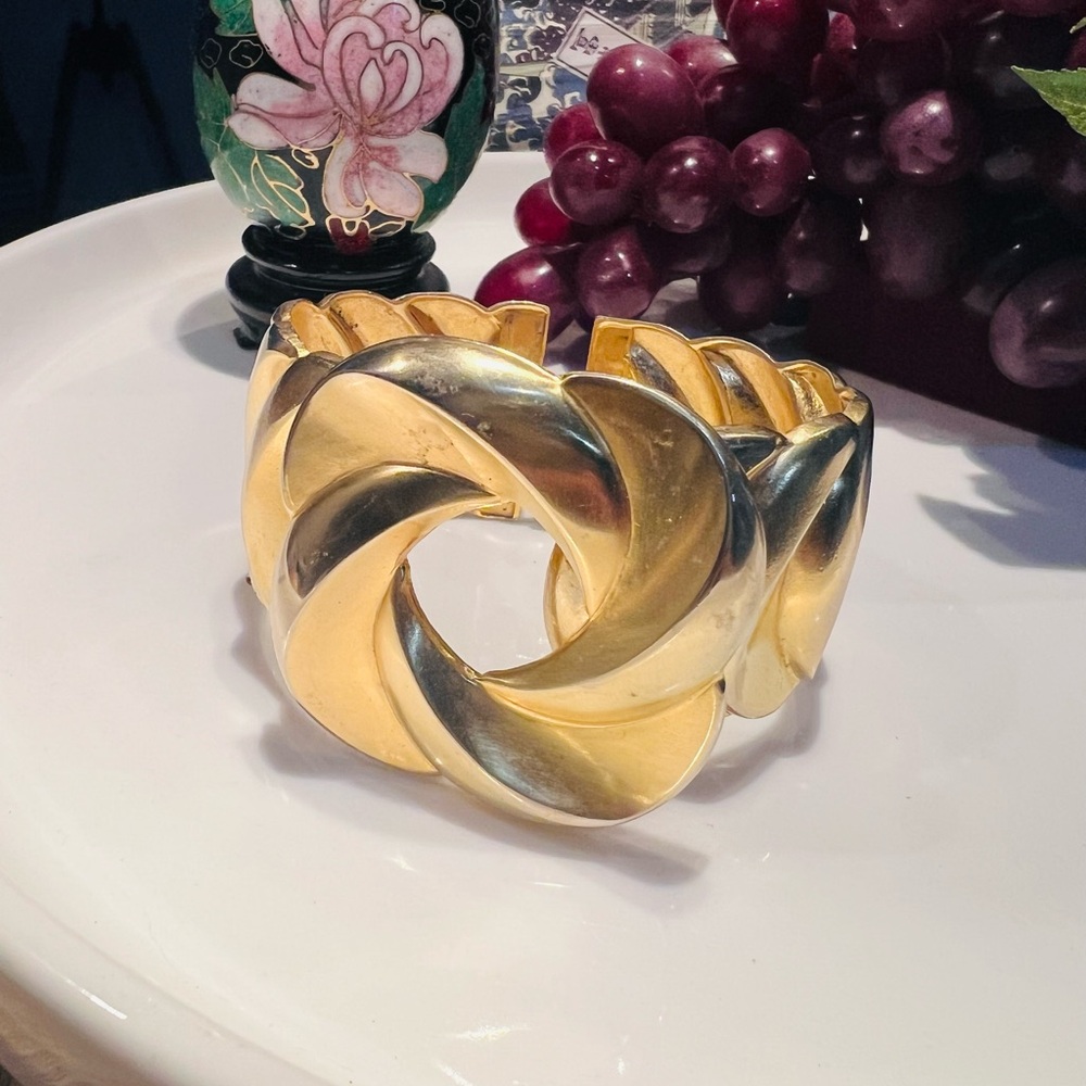 Unique Vintage Gold Swirl Bracelet hinge opening